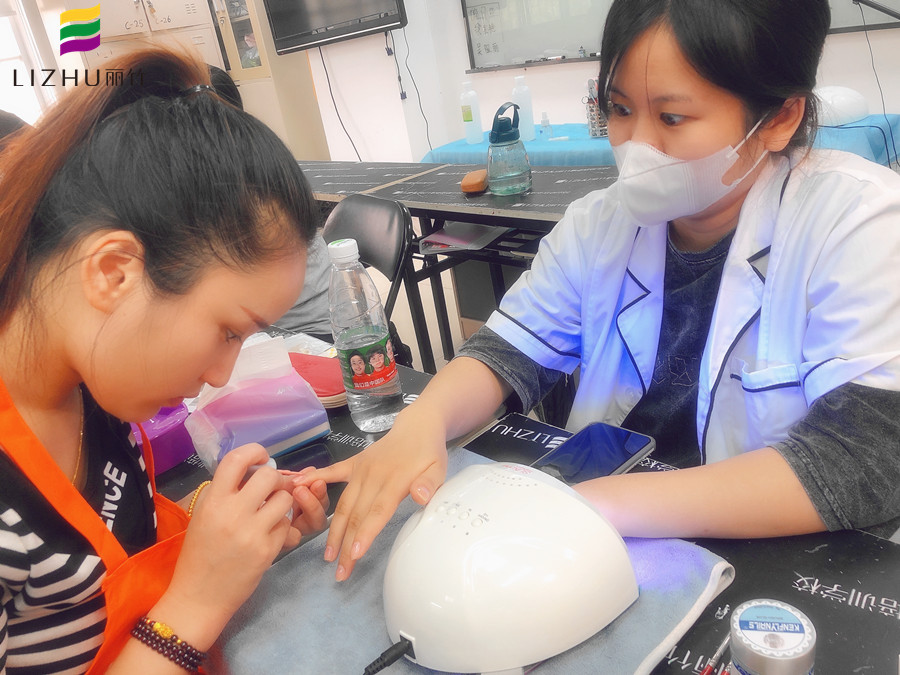 美甲基礎(chǔ)知識內(nèi)容：指甲油干了怎么辦？