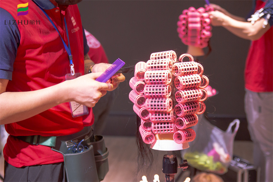 塑料卷發(fā)筒使用方法，廣西南寧專業(yè)燙發(fā)學(xué)校課程