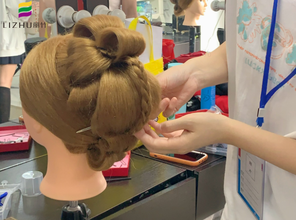 秀禾發(fā)型手打卷教程，南寧化妝盤(pán)發(fā)培訓(xùn)課件