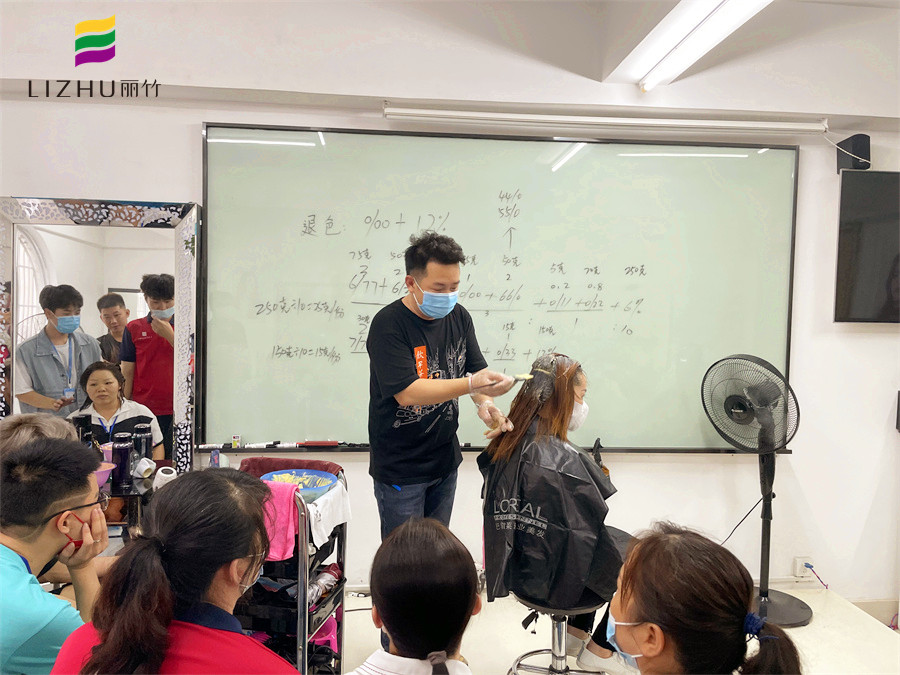 染膏怎么才能涂均勻？廣西染發(fā)培訓(xùn)學(xué)?，F(xiàn)場(chǎng)示范