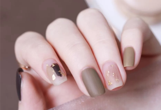 溫柔暖棕秋冬美甲 ??，南寧市美甲學(xué)校讓你成為“小太陽”