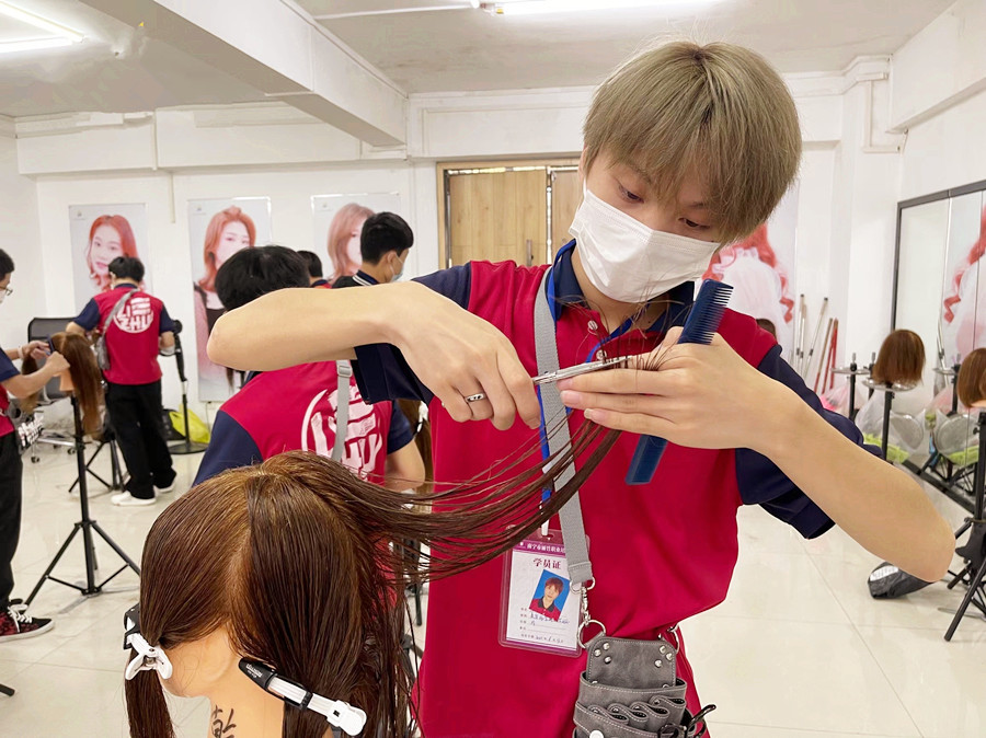 如何給長(zhǎng)發(fā)分層？南寧理發(fā)剪發(fā)學(xué)校教你