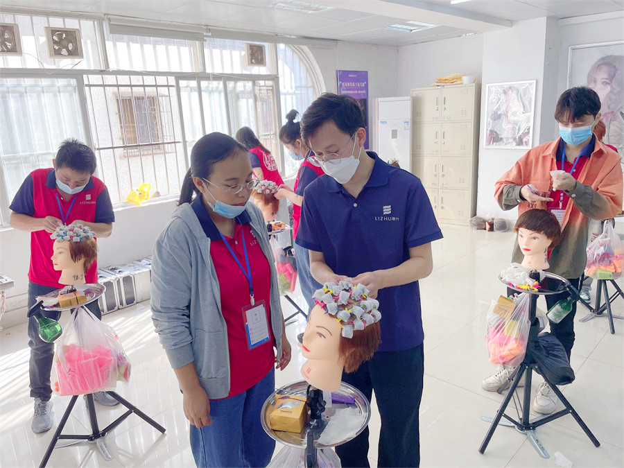 發(fā)根補(bǔ)燙技術(shù)的步驟，南寧燙發(fā)培訓(xùn)學(xué)校課堂實(shí)訓(xùn)