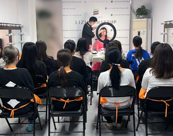 抽絲靈動(dòng)造型 | 廣西彩妝造型專(zhuān)業(yè)學(xué)校課堂作品