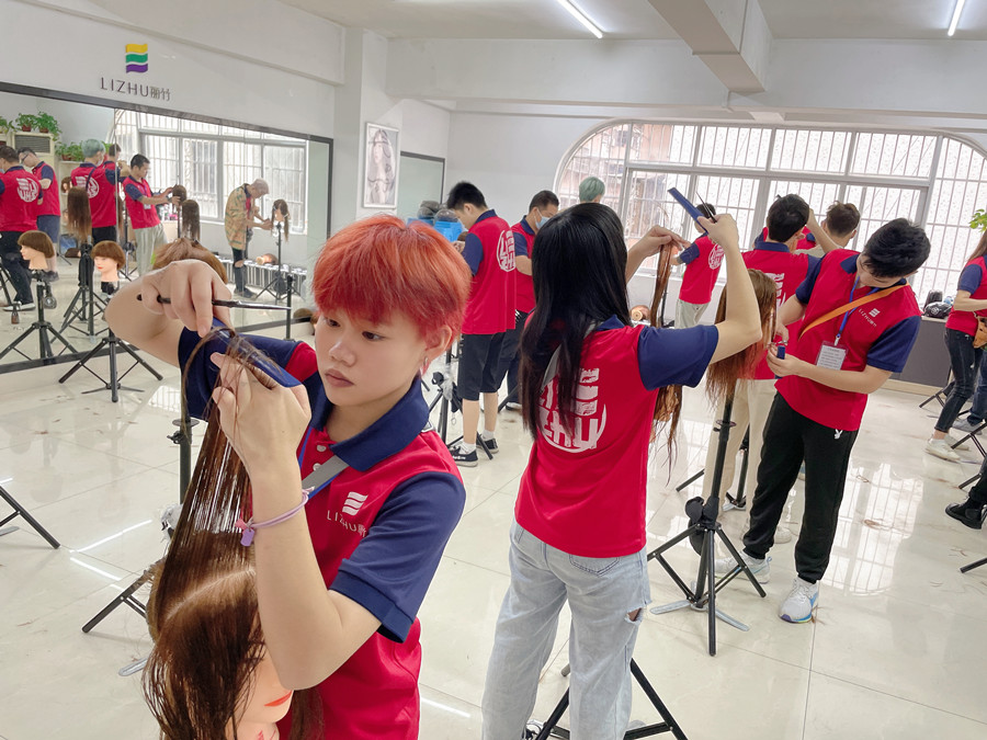 你適合剪齊劉海嗎？南寧剪發(fā)職業(yè)學(xué)校為你詳解