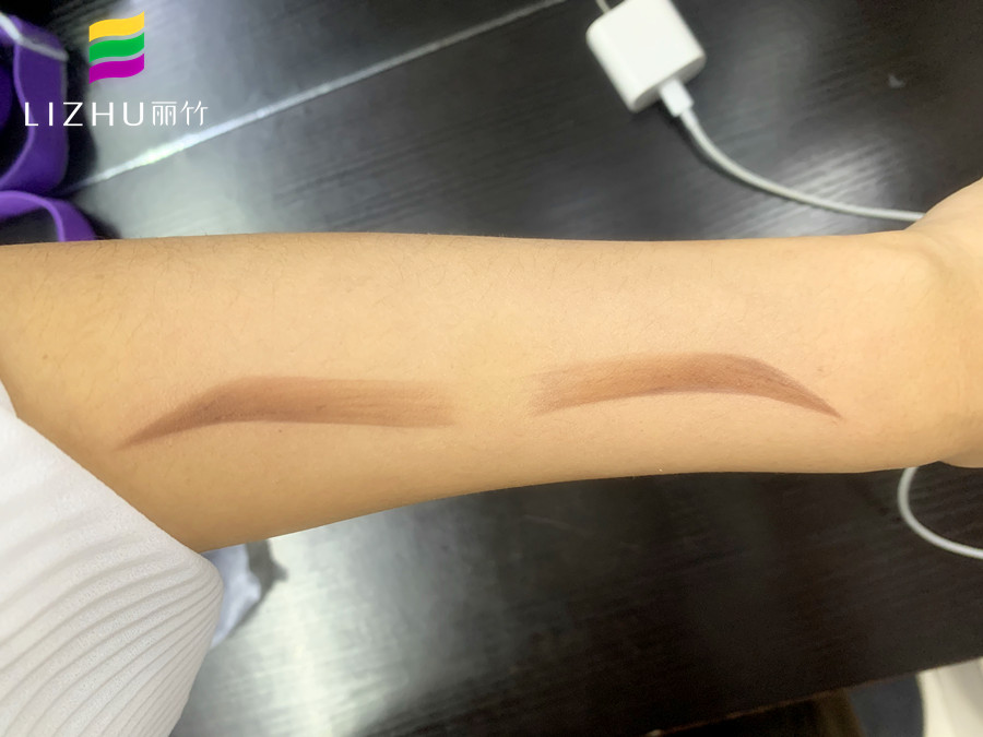 為什么要在手上畫眉？廣西化妝課堂練習