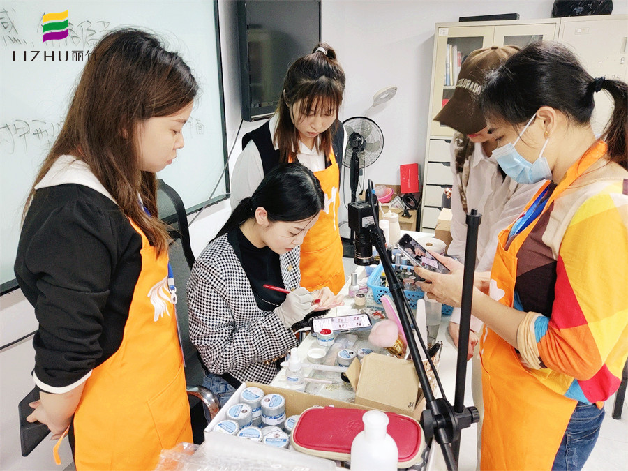 南寧學美甲要多久？南寧專業(yè)培訓美甲師的學校歡迎你