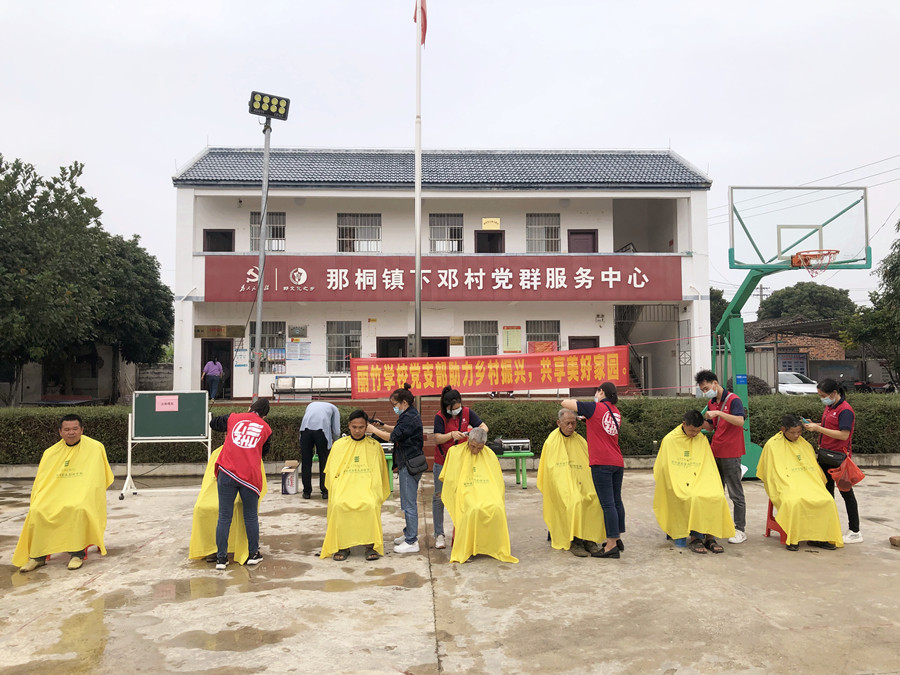 南寧美發(fā)培訓(xùn)學(xué)?！叭锣l(xiāng)”活動(dòng)，群眾連連稱贊