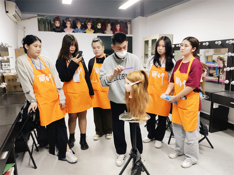 南寧化妝編發(fā)盤發(fā)去哪學(xué)？歡迎到麗竹學(xué)?；瘖y專業(yè)