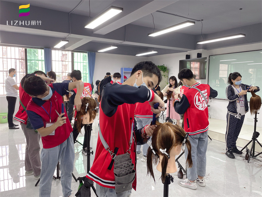 廣西專業(yè)剪發(fā)學(xué)校：女士剪發(fā)經(jīng)典款式課程