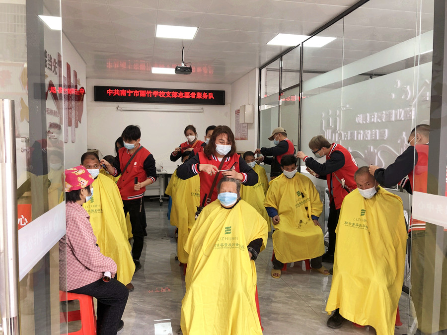 南寧美發(fā)學(xué)校外出理發(fā)活動(dòng)，你煥然一新過大年