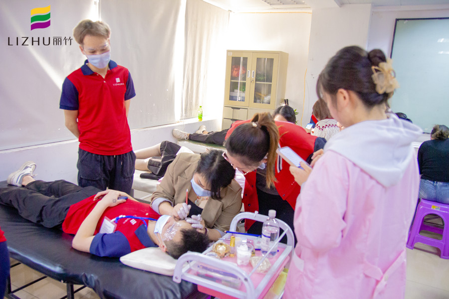 紋繡師在紋眉時(shí)如何收費(fèi)？南寧紋眉培訓(xùn)學(xué)校幫你分析