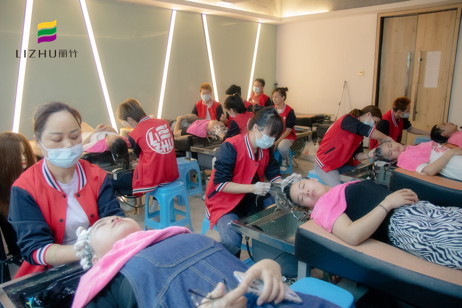 廣西老牌美業(yè)培訓(xùn)學(xué)校告訴你燙過(guò)的頭發(fā)怎么剪好看？