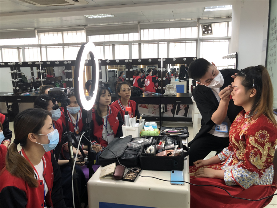 零基礎(chǔ)在廣西學(xué)化妝，廣西化妝基礎(chǔ)班歡迎你