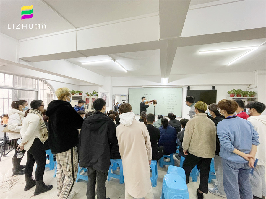 南寧燙染學(xué)校哪里好？南寧學(xué)燙染頭發(fā)多少錢？