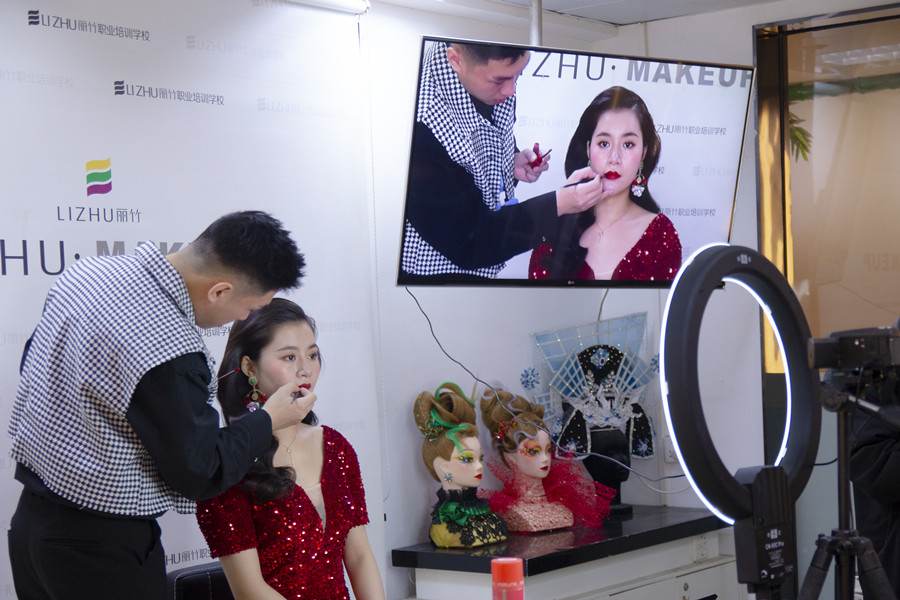 如何正確化底妝？廣西學(xué)化妝基礎(chǔ)告訴你