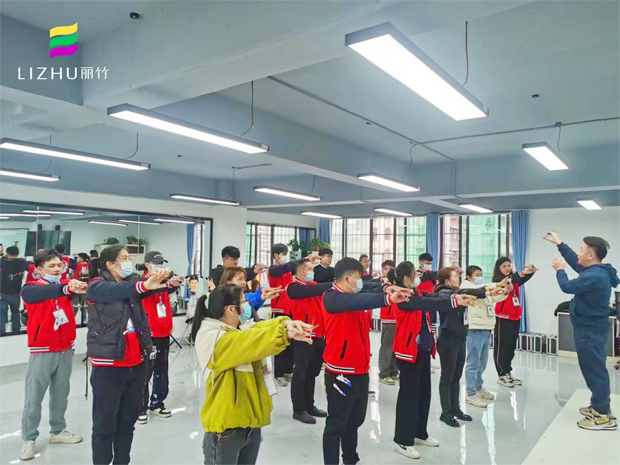 美發(fā)新手的手法練習(xí)，南寧理發(fā)課堂練習(xí)分享