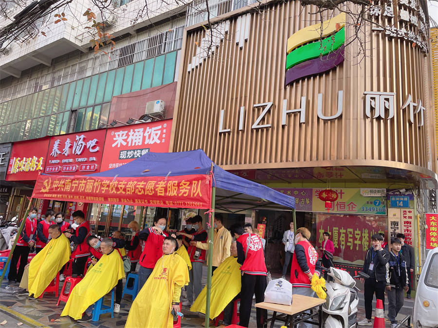 麗竹學(xué)校開展理發(fā)，美容，美甲活動(dòng)，共慶“二月二””