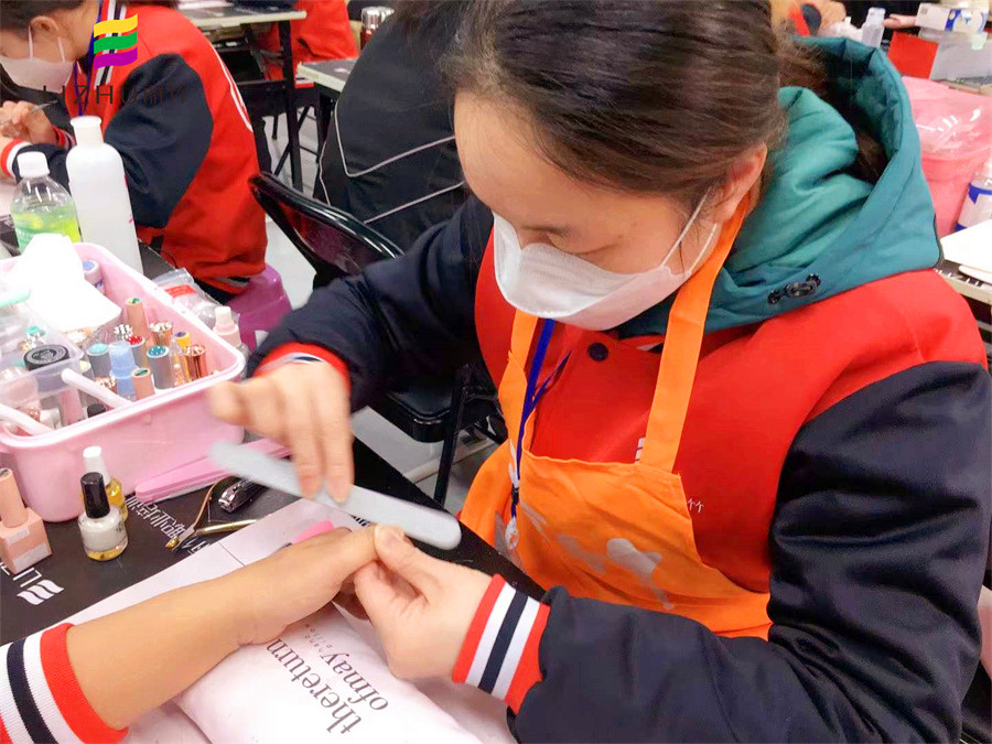 課堂實(shí)況！南寧美甲專業(yè)學(xué)員練習(xí)