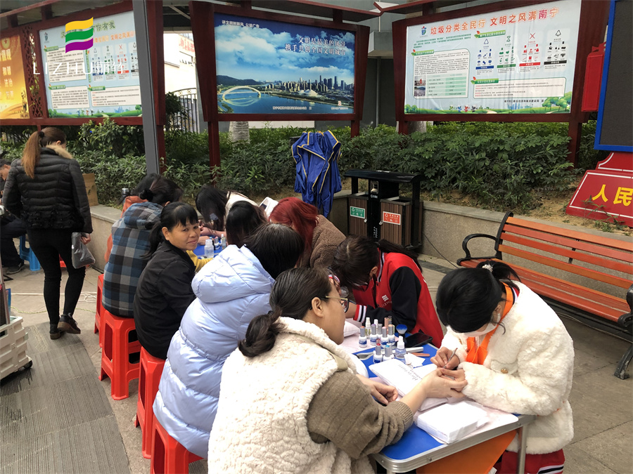 廣西美甲學(xué)校公益美甲進(jìn)社區(qū)，大受居民歡迎