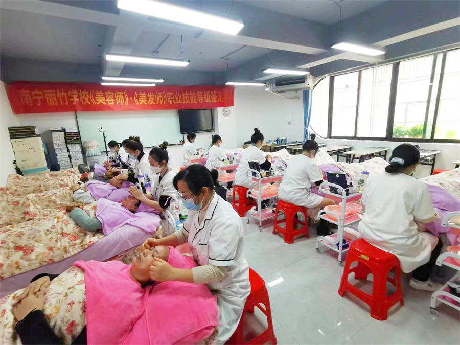全員通過！廣西南寧美容師美發(fā)師考證班