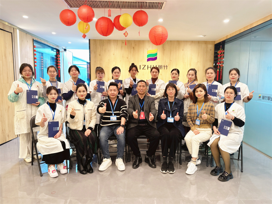 南寧美容培訓(xùn)班畢業(yè)，同學(xué)們，加油！