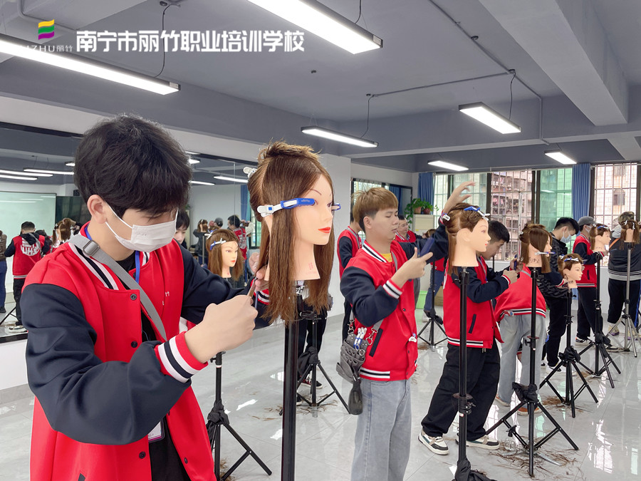 發(fā)型剪出層次感的技巧，南寧美發(fā)師培訓課程