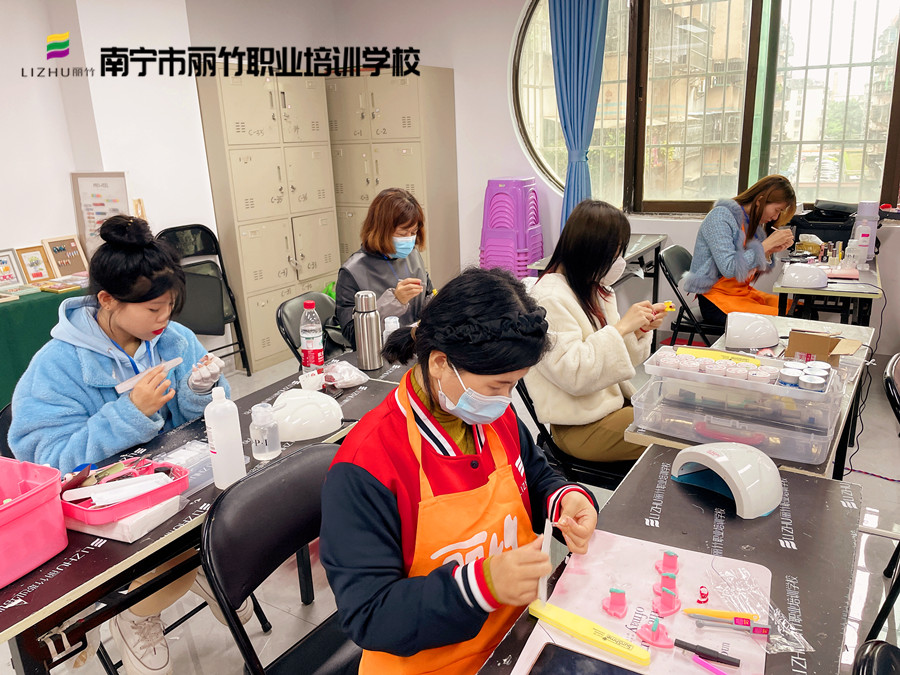 廣西美甲基礎(chǔ)內(nèi)容：經(jīng)常做美甲手會變黑嗎？