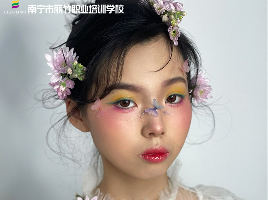 森系鮮花新娘造型，南寧新娘化妝學(xué)校作品