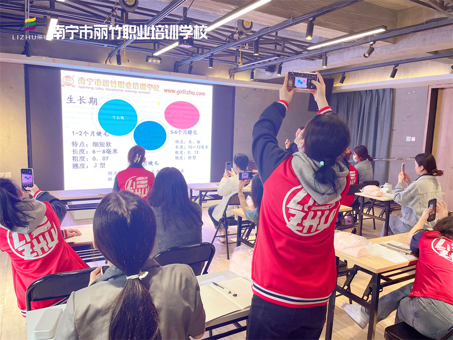 開班啦！直擊南寧美睫學校課堂實況