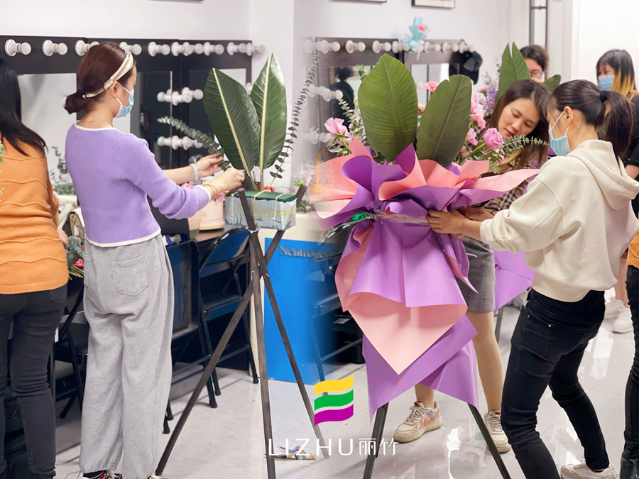 廣西學插花藝術(shù)：開業(yè)花籃制作技巧