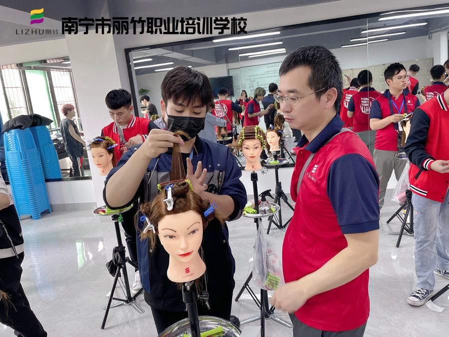 美發(fā)怎么卷杠紙？南寧美發(fā)卷發(fā)學校實訓展示