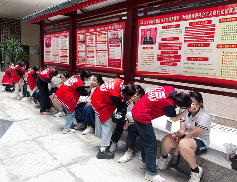 南寧化妝實(shí)踐課，為南寧十四中同學(xué)提供化妝服務(wù)