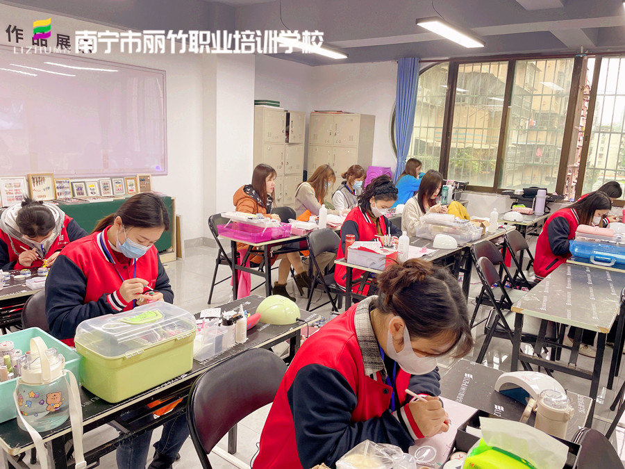 全貼甲片和半貼有什么區(qū)別？廣西美甲基礎(chǔ)班培訓(xùn)