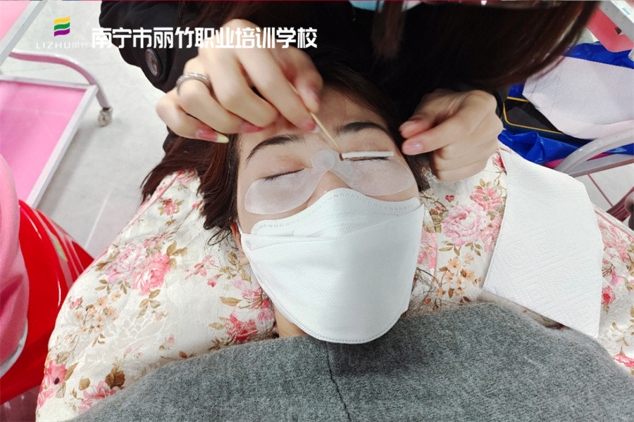 冷燙翹睫術的好處，南寧美甲美睫學校分享