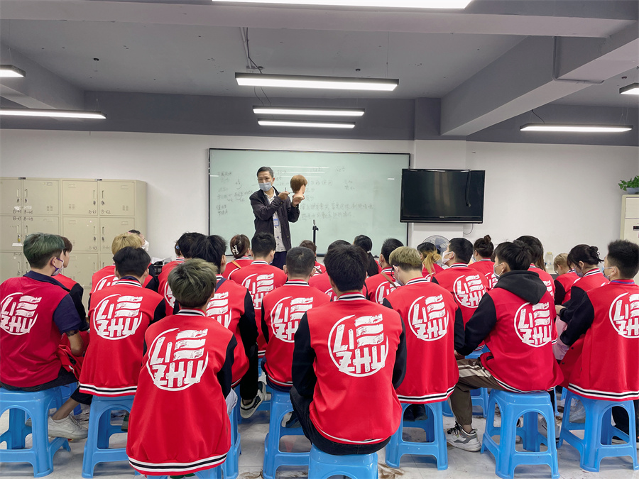 美發(fā)培訓(xùn)要學(xué)哪些內(nèi)容？南寧美發(fā)培訓(xùn)哪家有實力？