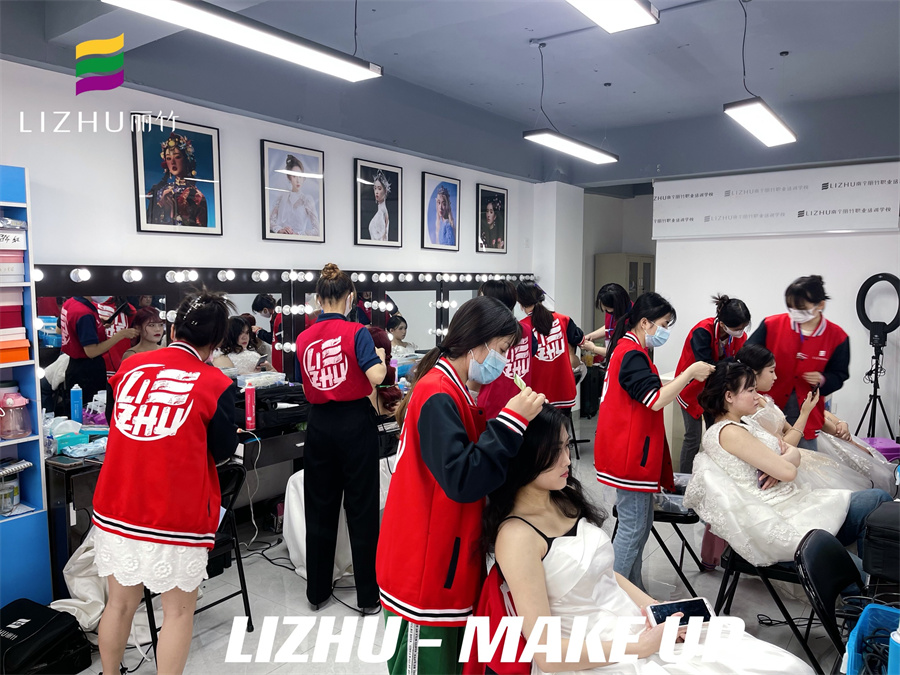 韓式新娘實訓(xùn)課堂，_南寧新娘彩妝造型學(xué)校實操