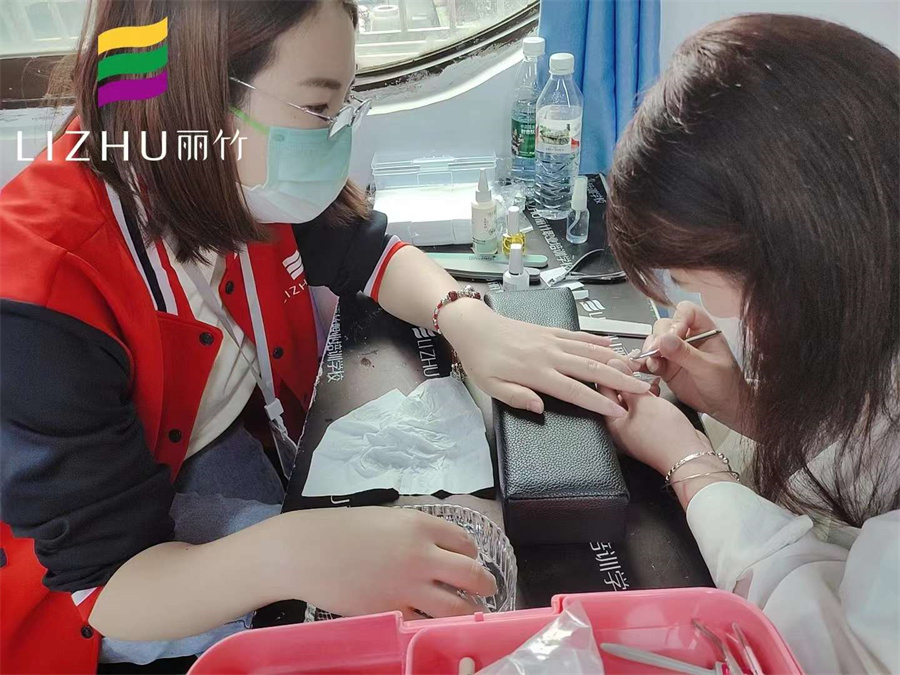 廣?西美甲基礎(chǔ)知識內(nèi)容：美甲怎么修手？