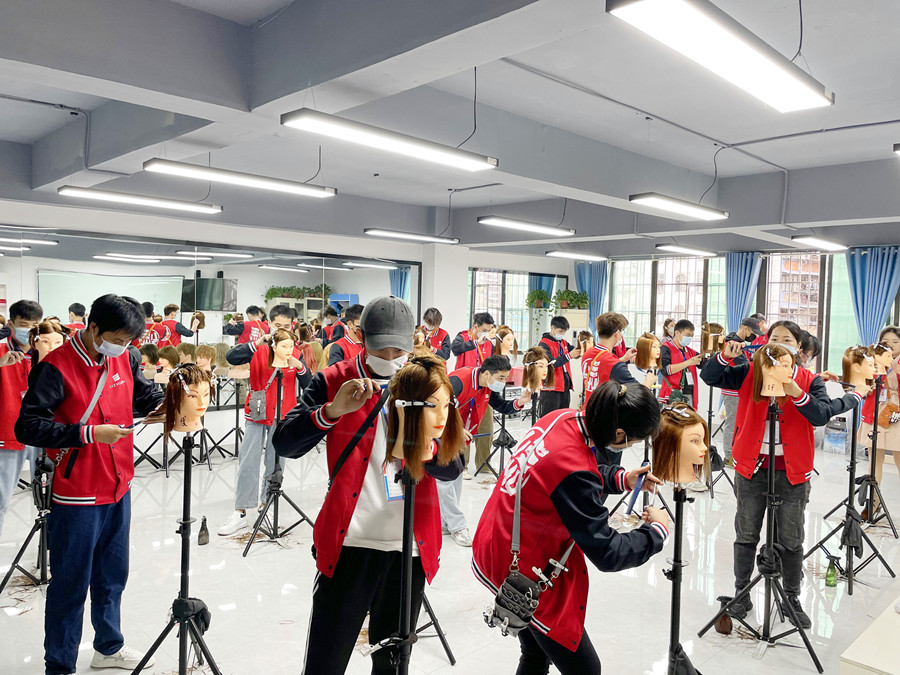 不同類型的長發(fā)如何修剪層次？廣西美發(fā)剪發(fā)學(xué)校教你