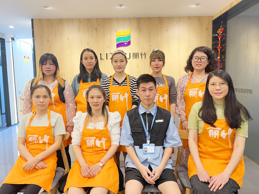 南寧花藝學(xué)校-麗竹婚慶花藝培訓(xùn)班畢業(yè)