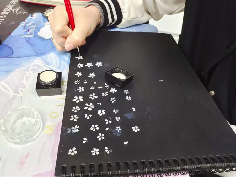 美甲紙上畫花，南寧美甲課堂練習(xí)