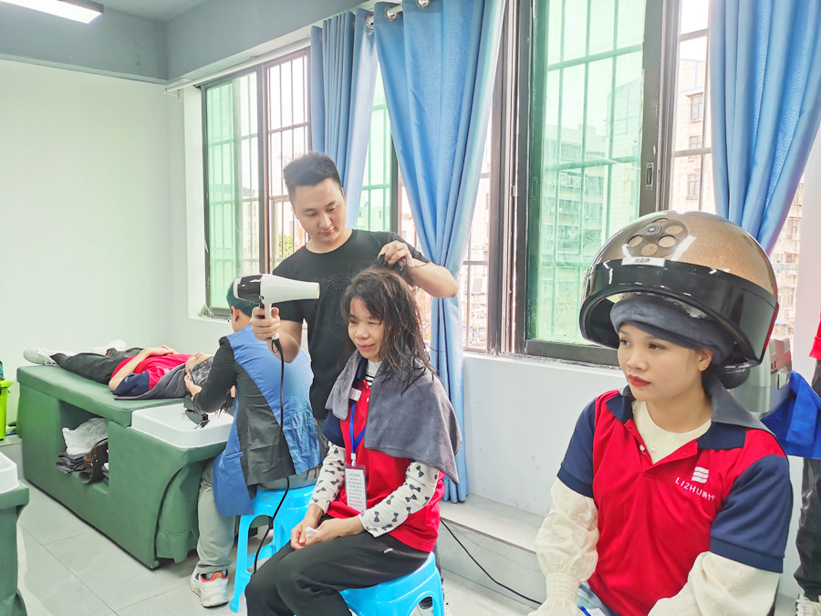 如何給發(fā)膜加熱？南寧美發(fā)職業(yè)技術(shù)學(xué)校課堂實(shí)訓(xùn)講解