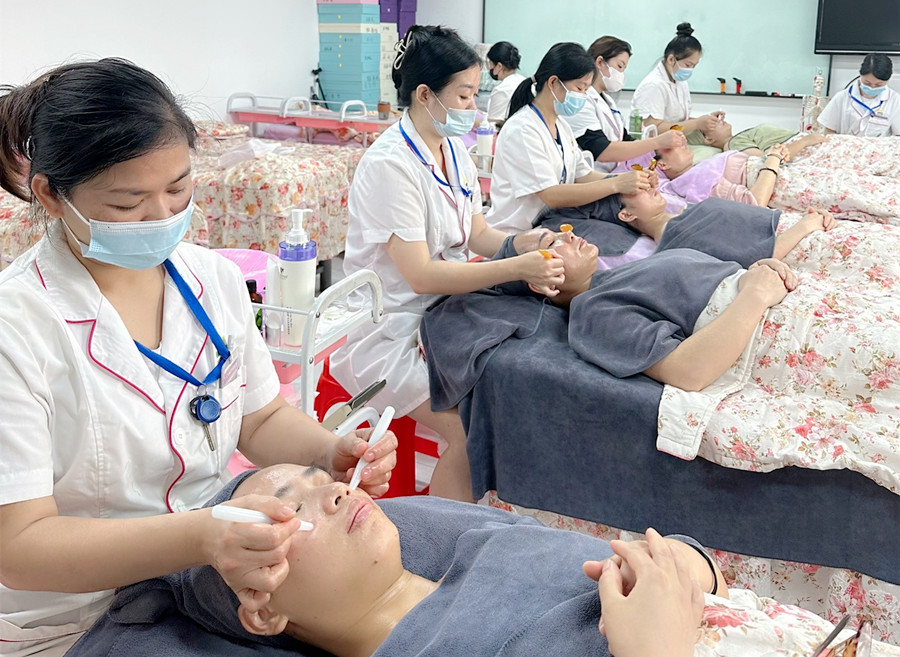 面部撥筋的原理，南寧美容學(xué)員操作實訓(xùn)分享