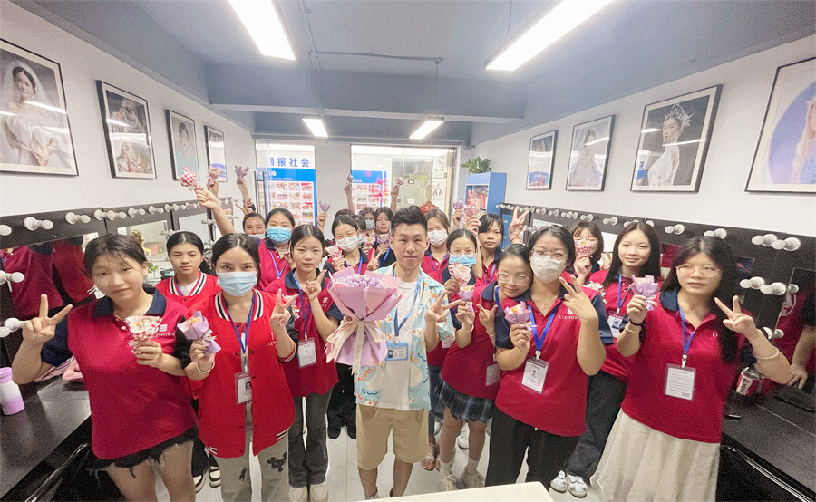 廣西化妝學校六一活動，儀式氛圍感拉滿