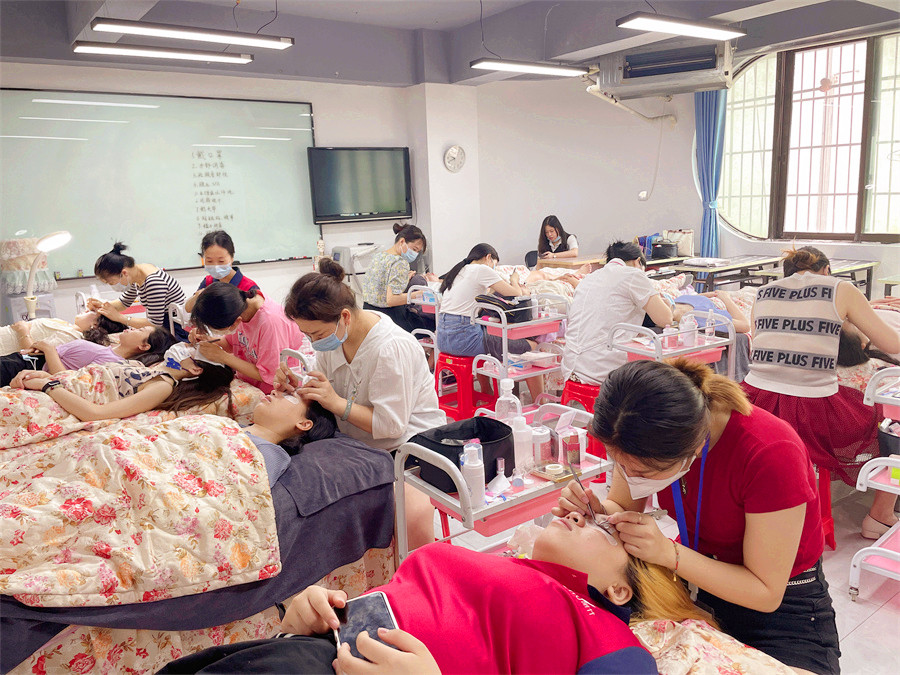 圓滿結束！麗竹美睫時尚款式造型班