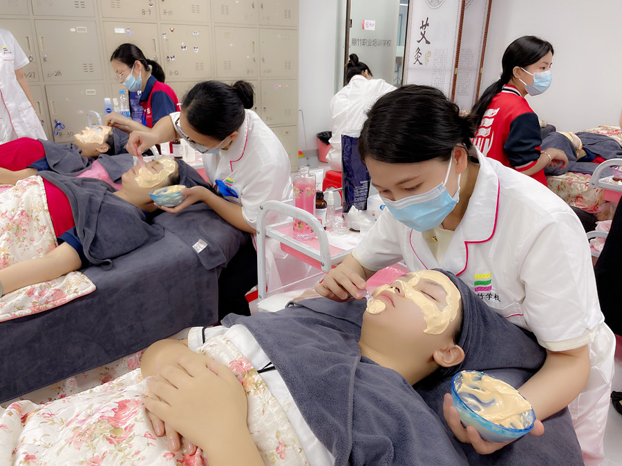 哪些人適合敷軟膜？廣西美容面部護膚課程