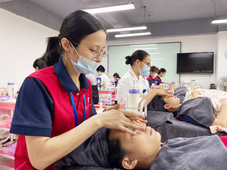 化妝需要學(xué)皮膚管理嗎？廣西美容化妝學(xué)校專業(yè)解答