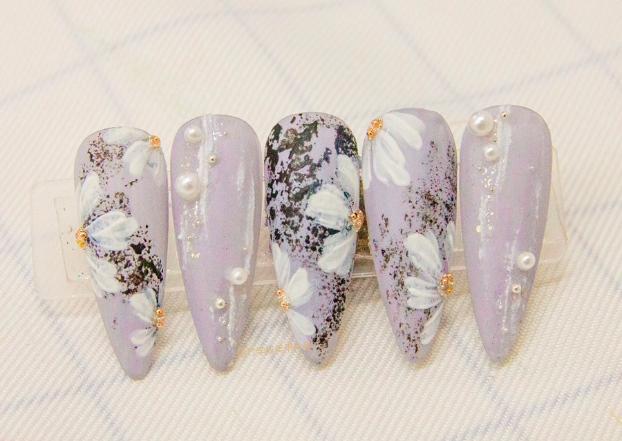 南寧美甲學(xué)校：磨砂美甲，鉑金膠美甲，彩繪小雛菊美甲