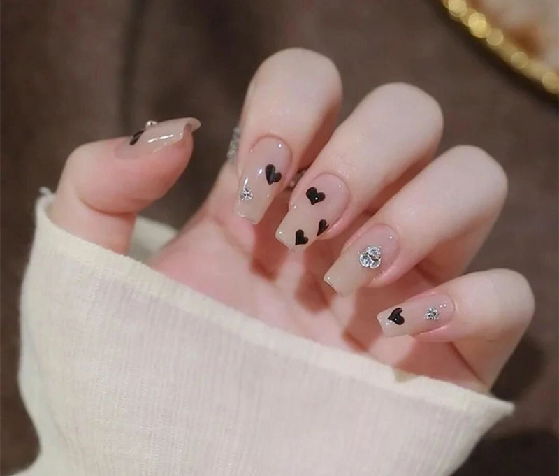 不挑手的黑色美甲，廣西美業(yè)職業(yè)技術(shù)學(xué)院推薦