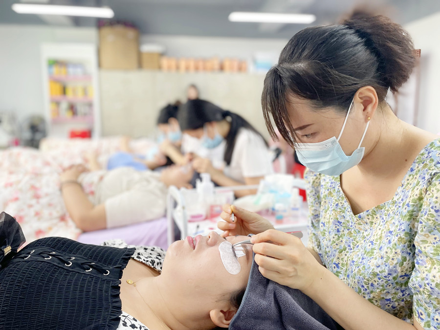 學(xué)費(fèi)多少？南寧美甲美睫紋繡培訓(xùn)學(xué)校